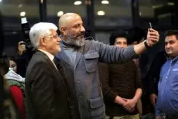سلفی آقای بازیگر با عارف/ عکس