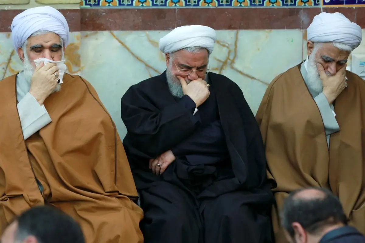 عکس / رئیس جمهور در مراسم ختم خواهرش