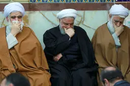 عکس / رئیس جمهور در مراسم ختم خواهرش