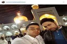 سلفی خواننده پاپ در حرم امام رضا(ع)/ عکس