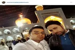 سلفی خواننده پاپ در حرم امام رضا(ع)/ عکس