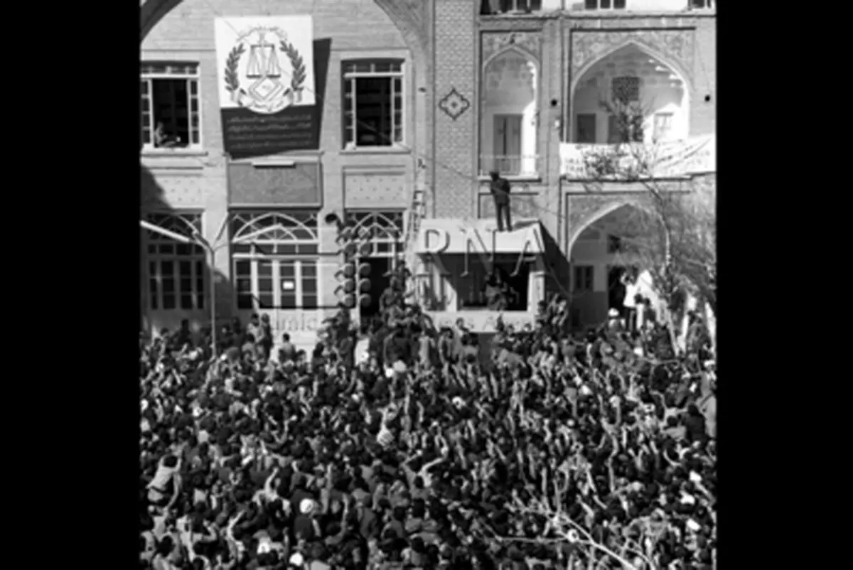 بازخوانی تصویری ورود حضرت امام خمینی(ره) پس از 14 سال تبعید به قم در 10 اسفند 1357