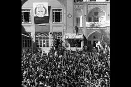 بازخوانی تصویری ورود حضرت امام خمینی(ره) پس از 14 سال تبعید به قم در 10 اسفند 1357