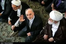 دست تکان دادن صالحی به دوربین در نماز جمعه/عکس