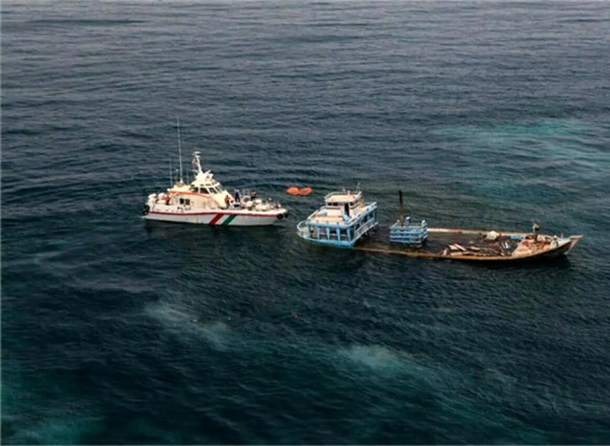 نجات سرنشینان یک شناور در خلیج فارس / عکس