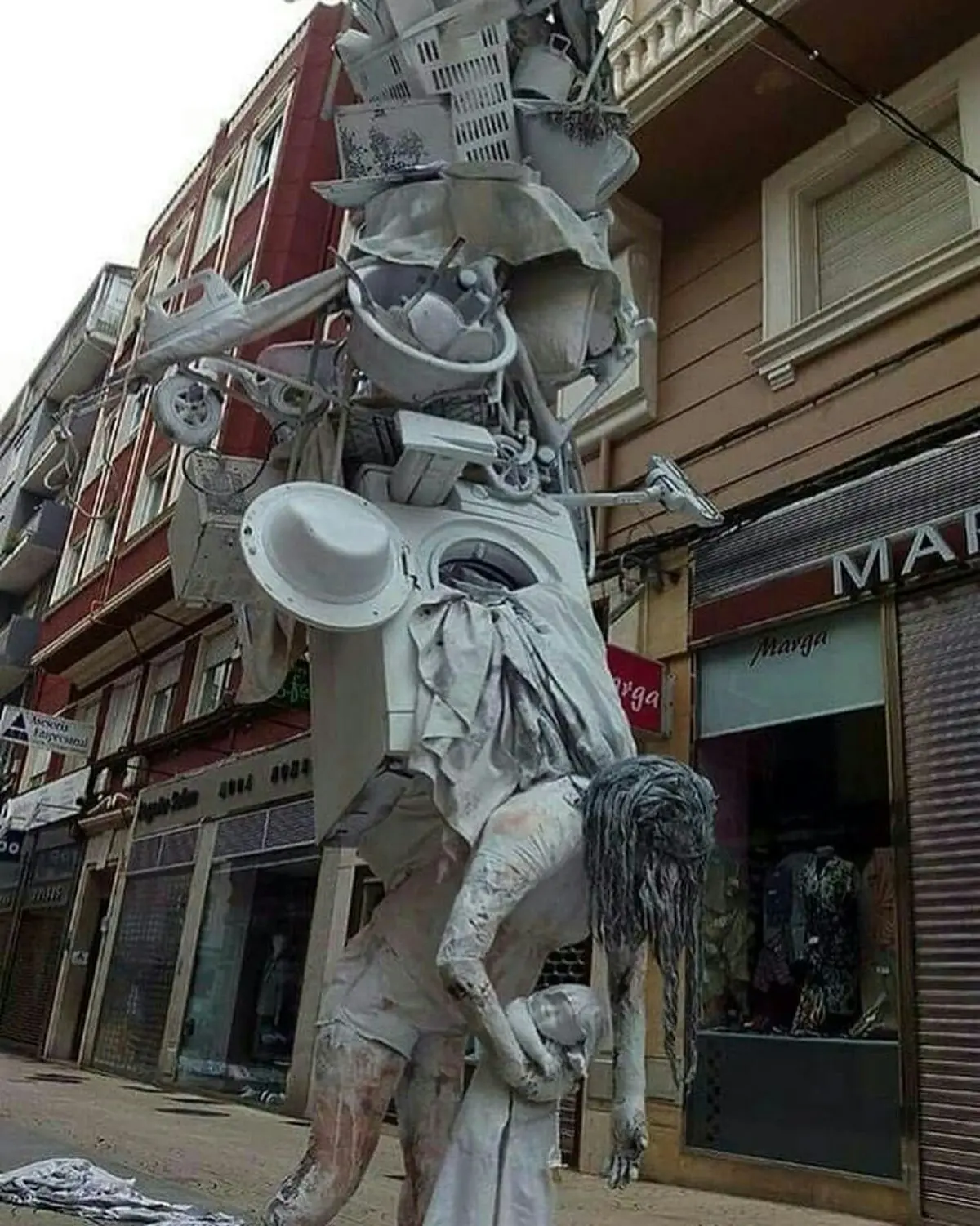 مسئولیتی که بر دوش زنان است در قالب تصویر/ عکس