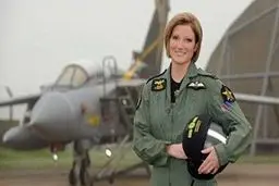 پس از مریم اماراتی یک خلبان زن بریتانیایی به جنگ داعش رفت +عکس