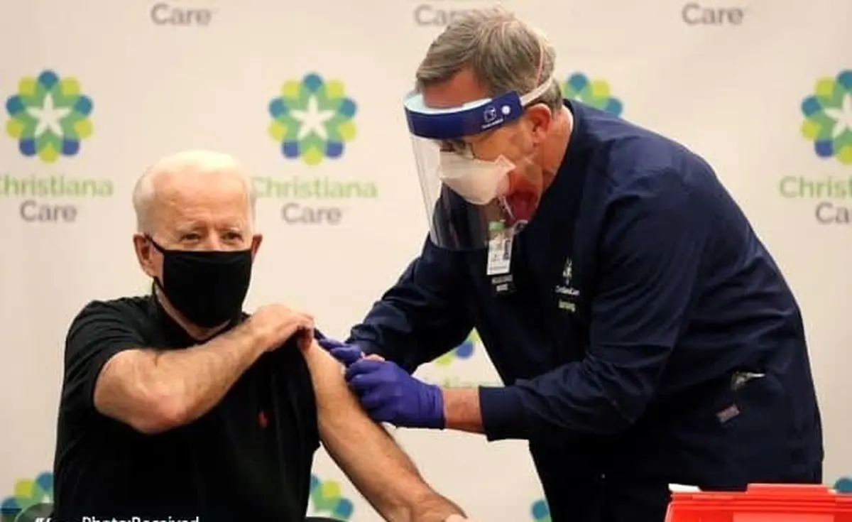 عکس تزریق واکسن کرونا به جو بایدن برای دومین بار