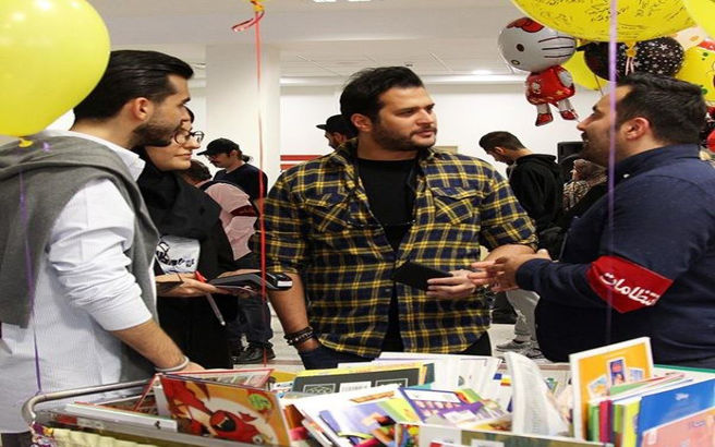 عکس / آقای بازیگر در یک بازارچه خیریه