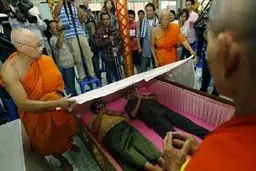 جشن ازدواج تایلندی‎ها در تابوت! +تصاویر