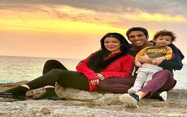 عکس سپهر حیدری و همسرش در کنار ساحل