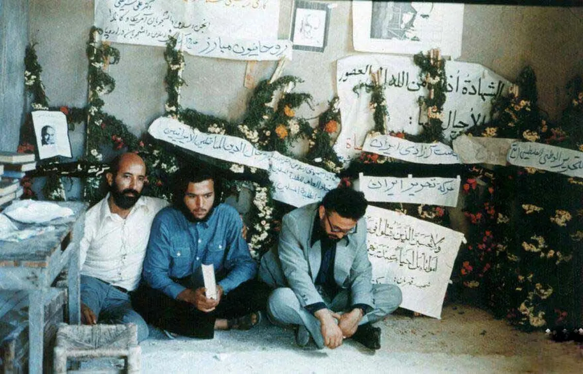 چمران، ابراهیم یزدی و احسان شریعتی در مراسم تشییع جنازه دکتر شریعتی / عکس