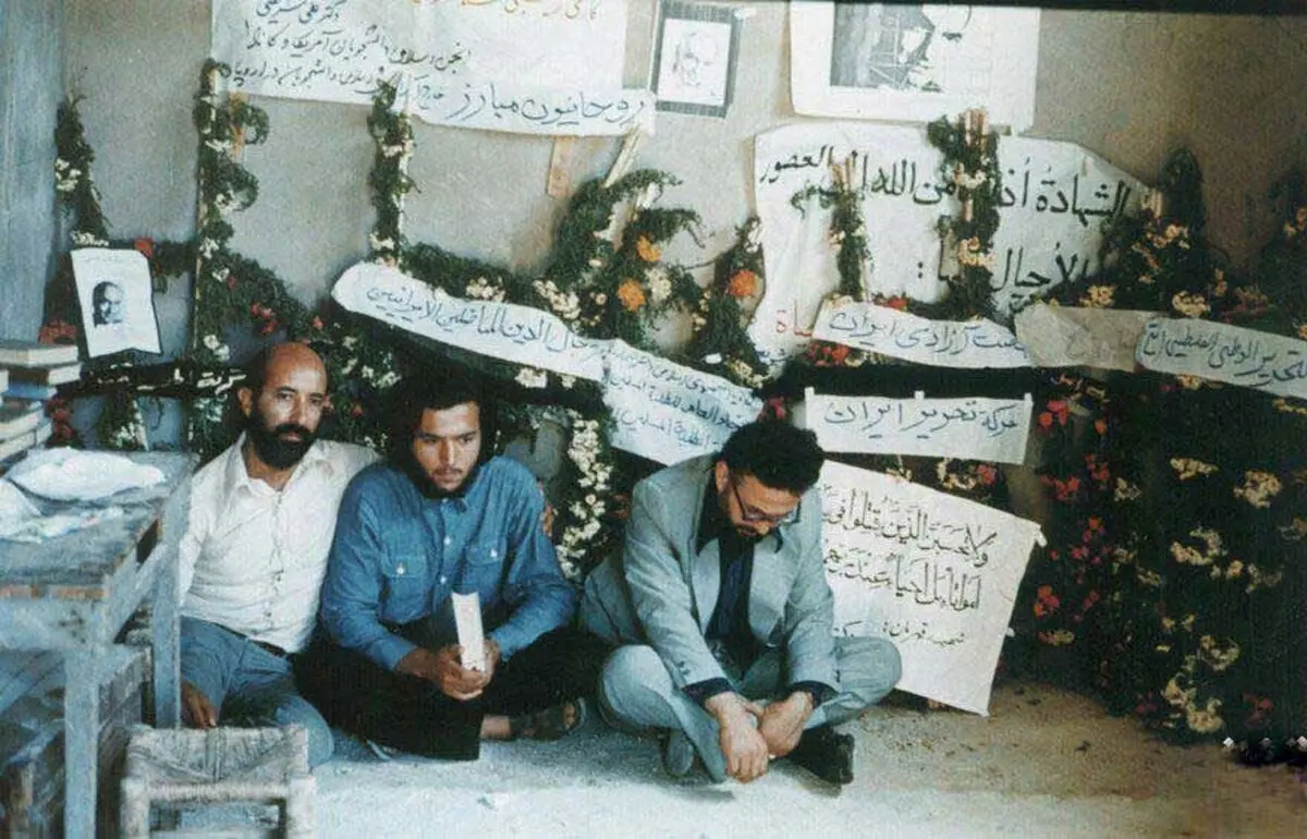 چمران، ابراهیم یزدی و احسان شریعتی در مراسم تشییع جنازه دکتر شریعتی / عکس