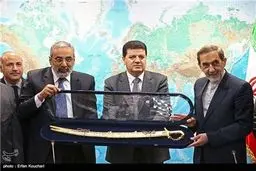 هدیه جالب هئیت سوری به ولایتی/عکس