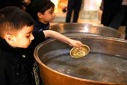 آیین طشت گذاری در بقعه شیخ صفی الدین اردبیلی