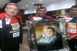کادوی ویژه برای برانکو سرمربی پرسپولیس/عکس