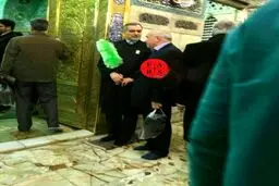 حسین فریدون دیشب در حرم امام رضا(ع) با لباس خادمی
