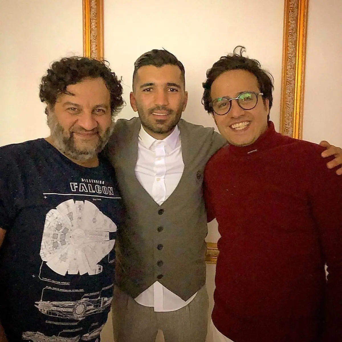 تصویری از بازیکن پرحاشیه پرسپولیس در کنار دو بازیگر