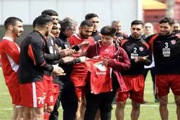 نجات‌یافته زلزله کرمانشاه میهمان بازیکنان پرسپولیس/تصاویر