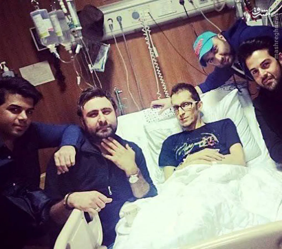 تی‌شرت محرم بر تن زنده‌یاد پاشایی در بیمارستان/ عکس