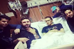 تی‌شرت محرم بر تن زنده‌یاد پاشایی در بیمارستان/ عکس