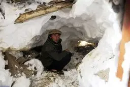 نجات افغان ها از بهمن/تصاویر