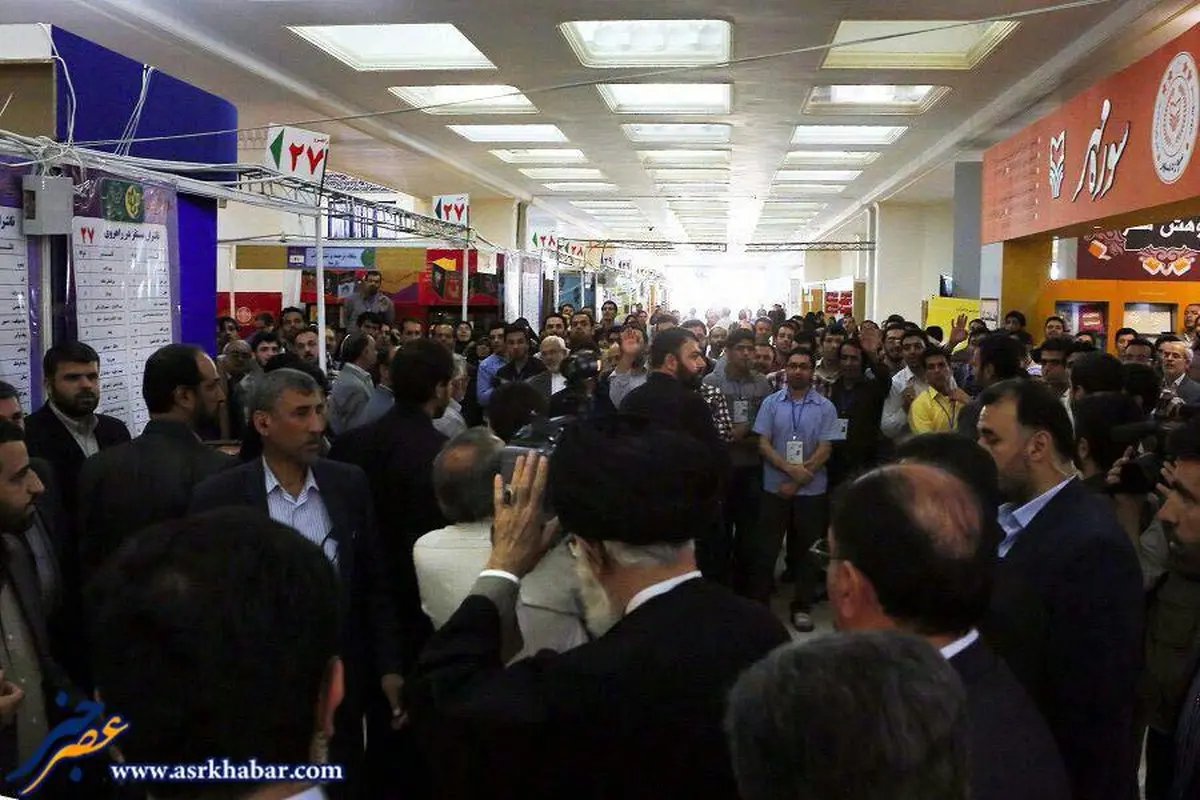 عکسی از ورود رهبر انقلاب به نمایشگاه کتاب