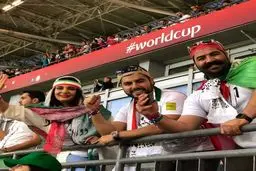 ليندا كيانى، حامد برادران و بهنام بانى در حال تماشای بازی ایران و اسپانیا/عکس