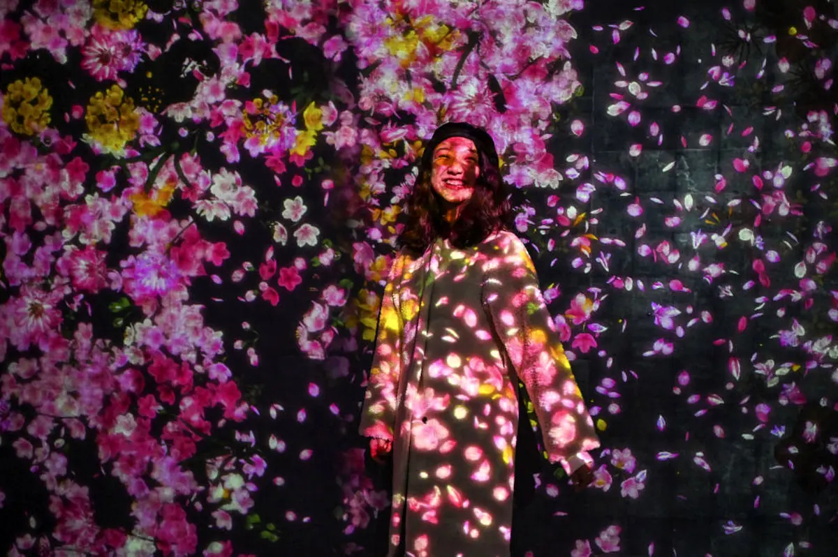 عکس زیبای دختری در نمایشگاه