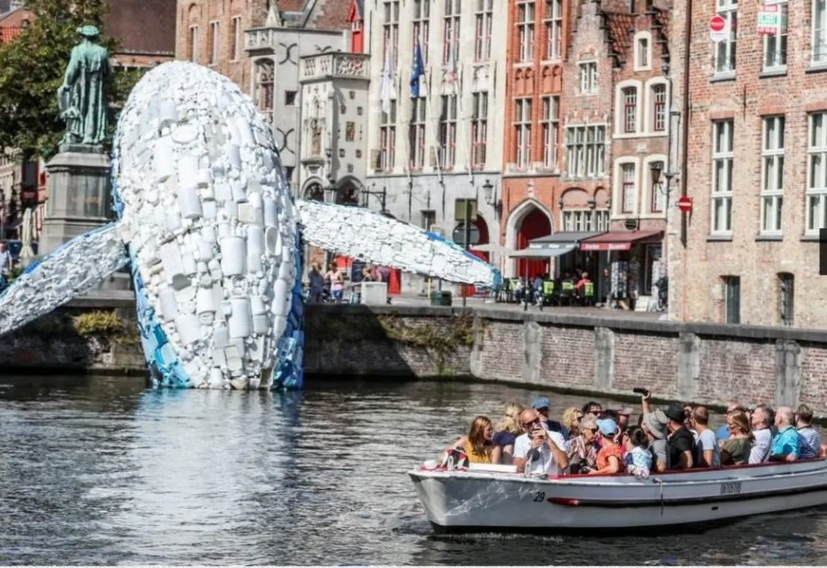 نهنگ غول‌پیکری که از دل زباله‌های اقیانوس آرام به دنیا آمد/تصاویر