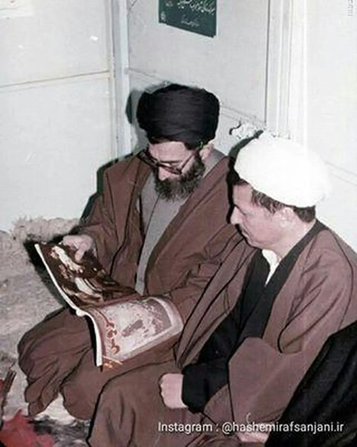 آیت‌الله خامنه‌ای و هاشمی رفسنجانی در حال خواندن مجله سروش/ عکس