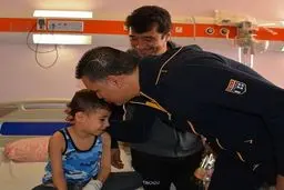 حرکت قابل تقدیر علی دایی و خداداد عزیزی + عکس