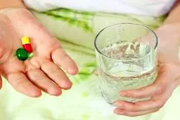 نوشیدنی‌هایی که هرگز نباید همراه دارو مصرف شوند