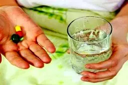 نوشیدنی‌هایی که هرگز نباید همراه دارو مصرف شوند