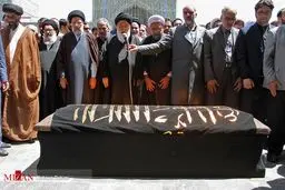 اقامه نماز آیت الله علم الهدی بر پیکر همسرش/عکس