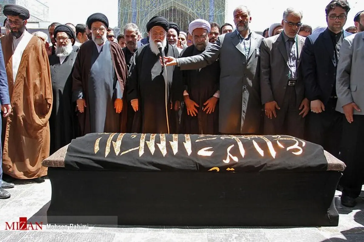 اقامه نماز آیت الله علم الهدی بر پیکر همسرش/عکس