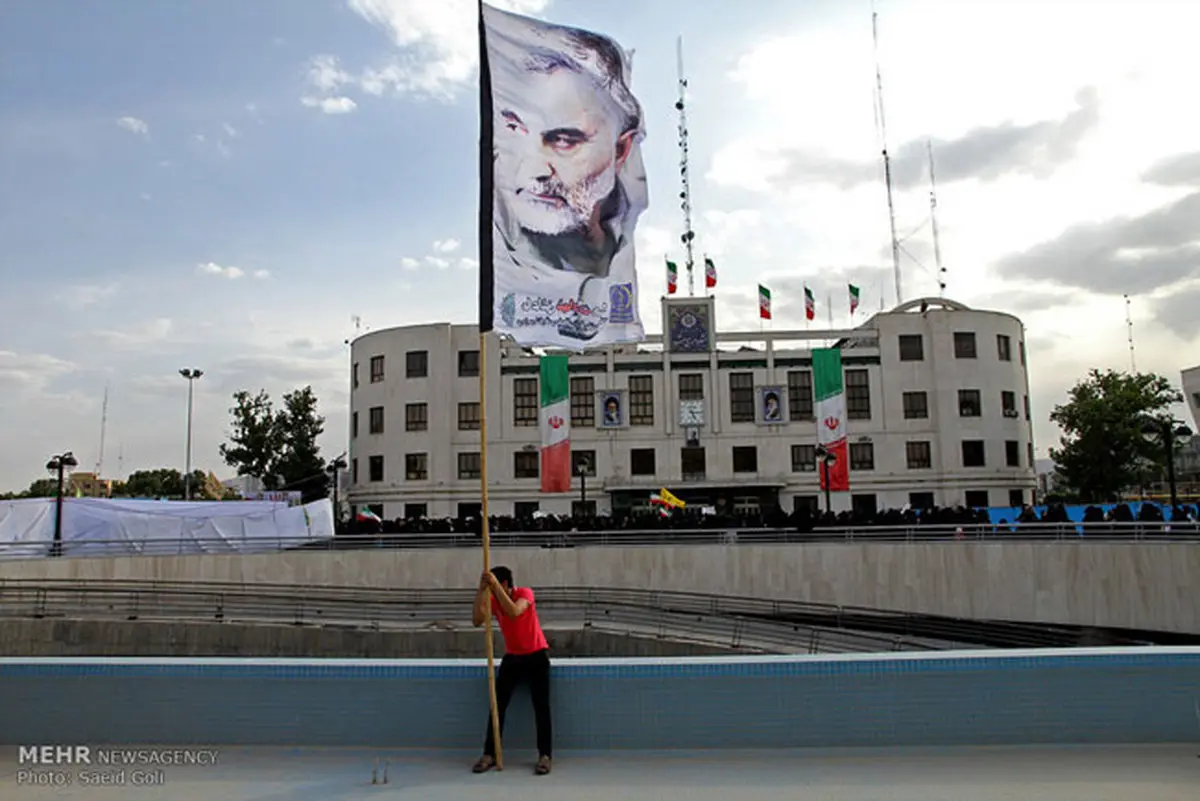 پرچم حاج قاسم در تجمع مشهدی‌ ها/عکس