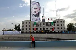 پرچم حاج قاسم در تجمع مشهدی‌ ها/عکس