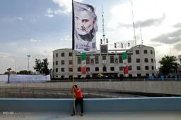 پرچم حاج قاسم در تجمع مشهدی‌ ها/عکس