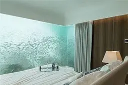 تصویری از ویلای مسی در زیر آب