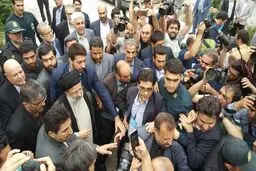لحظه ورود رئیسی به ستاد انتخابان کشور/عکس
