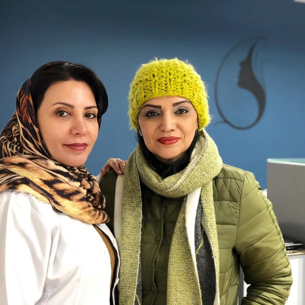 الهام پاوه نژاد با استایل خاص در کنار پزشک زیبایی اش