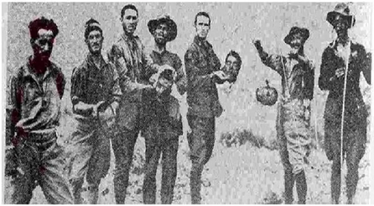 عکس یادگاری با سرِ استقلال طلبان!