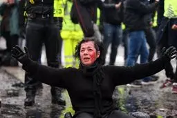 کتک‌خوردن یک زن از پلیس پاریس / عکس