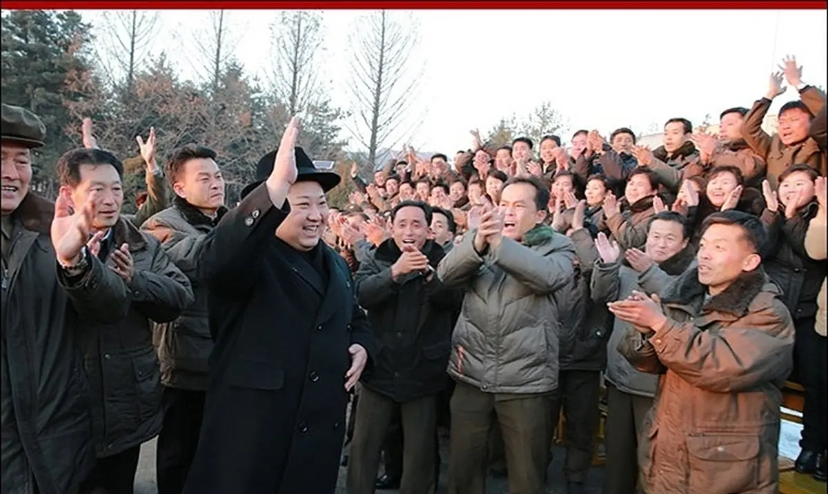شادی کارگران کره شمالی پس از دیدن رهبرشان کیم جونگ اون/عکس