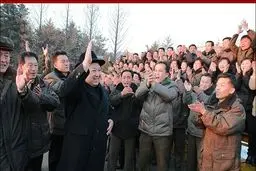 شادی کارگران کره شمالی پس از دیدن رهبرشان کیم جونگ اون/عکس
