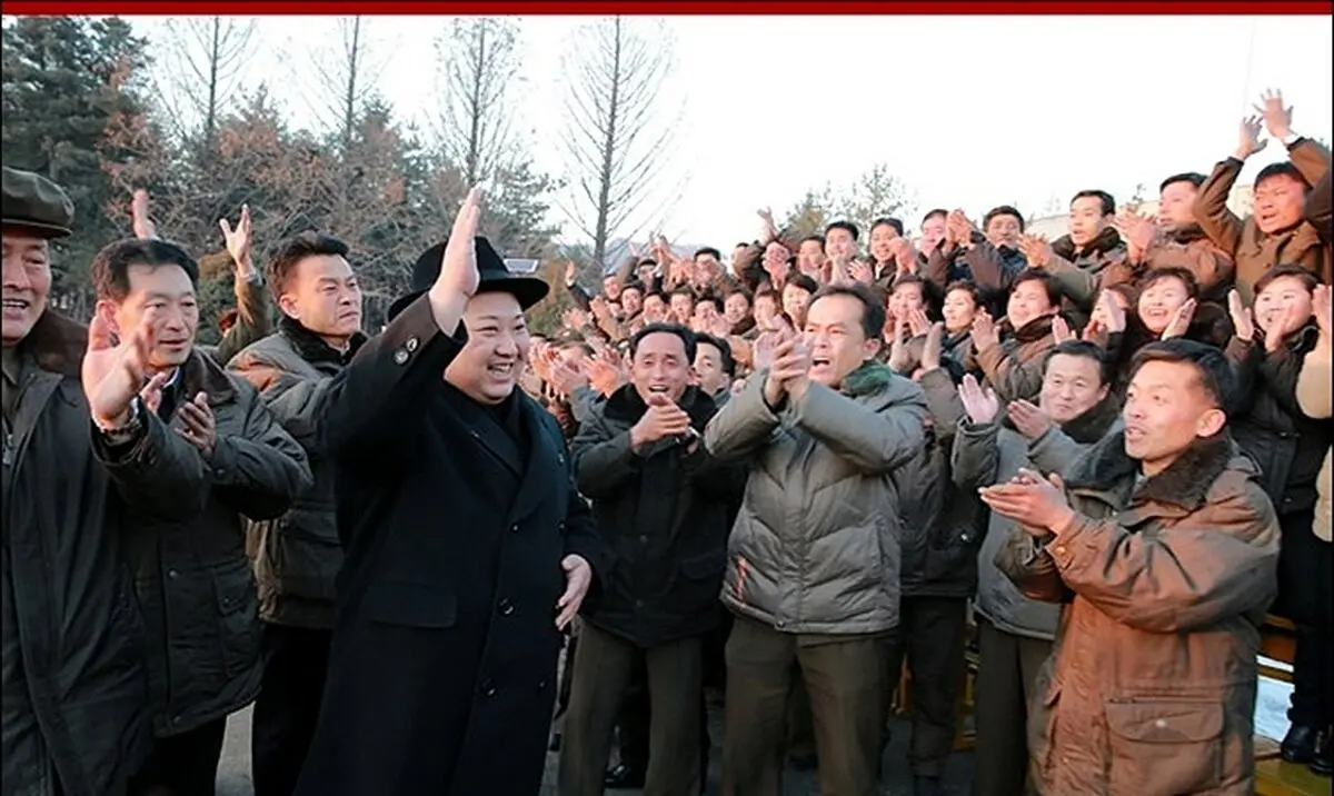 شادی کارگران کره شمالی پس از دیدن رهبرشان کیم جونگ اون/عکس