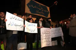تجمع در مقابل استانداری فارس در اعتراض به سخنان هادی غفاری/ تصاویر