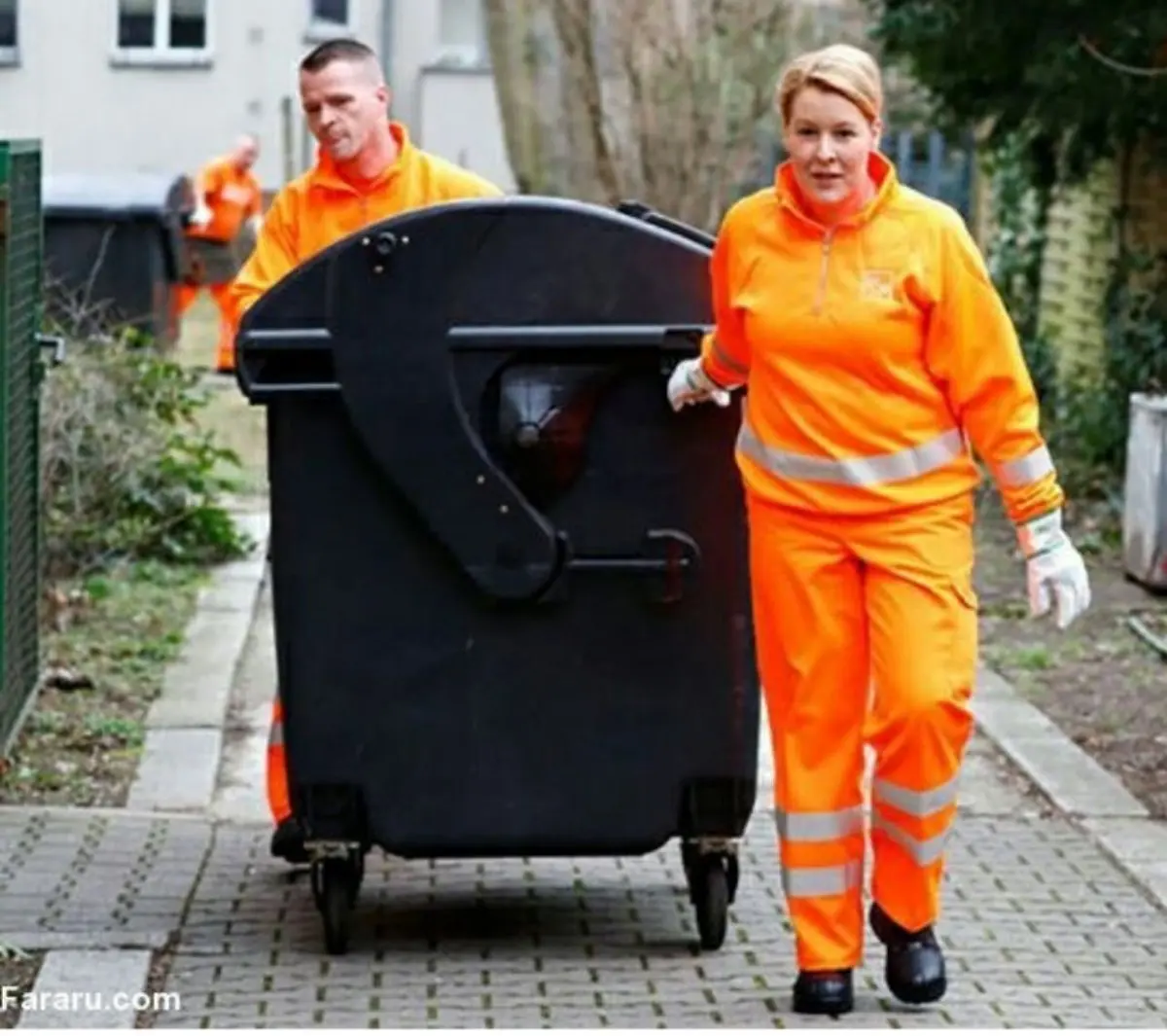 جمع آوری زباله توسط خانم وزیر!/عکس