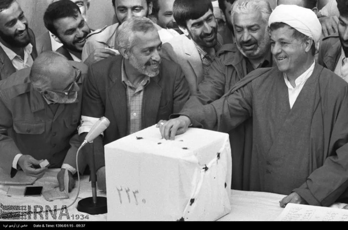 تصویری دیده نشده از آیت الله هاشمی پای صندوق رای